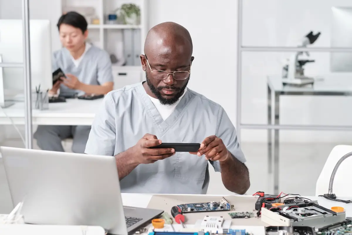 Full Fix It Phone Repair team at work